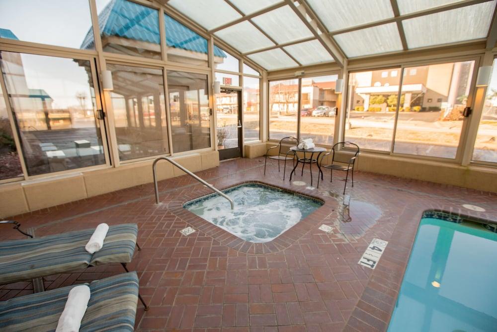 Econo Lodge Inn & Suites Джоплин Екстериор снимка