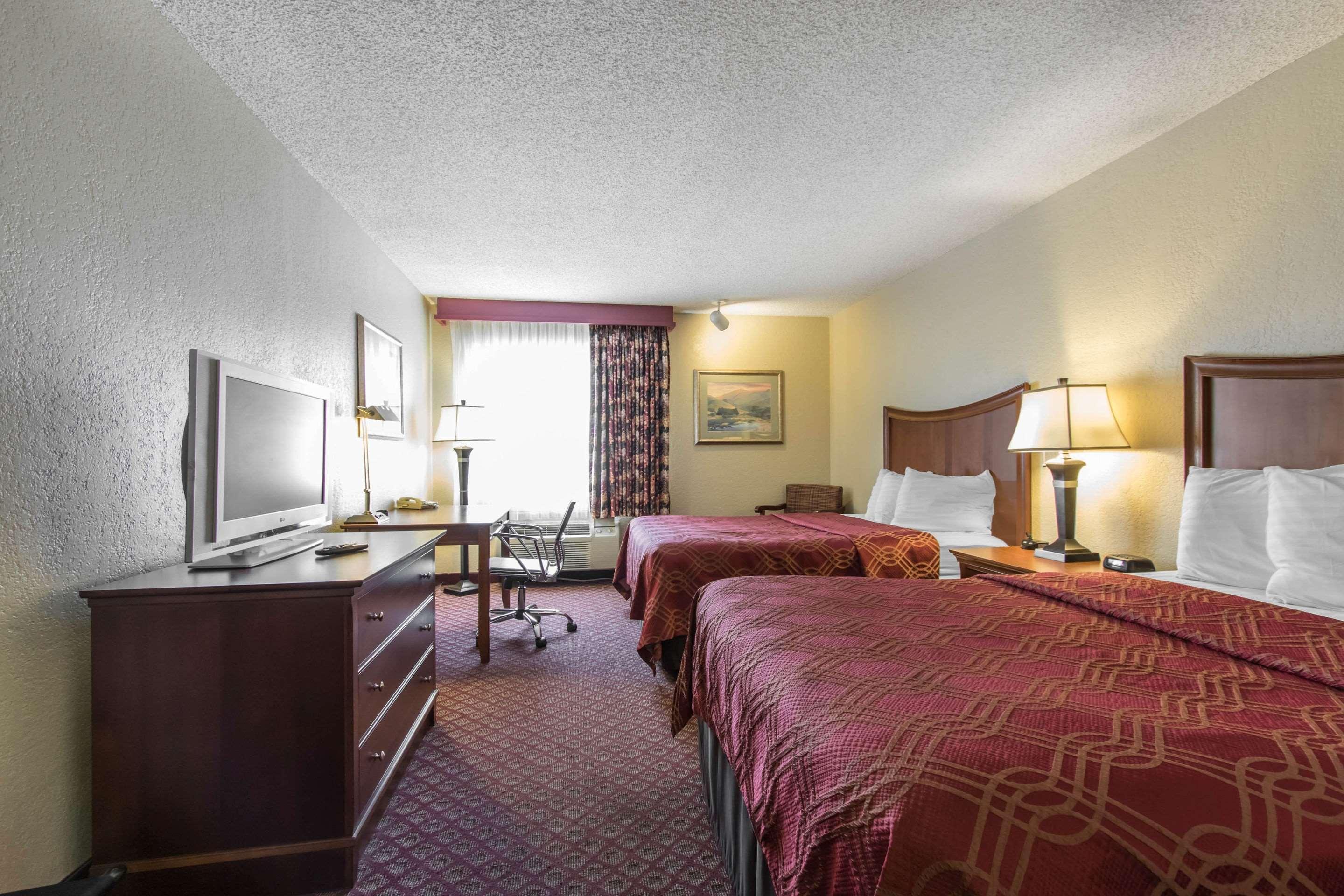 Econo Lodge Inn & Suites Джоплин Екстериор снимка