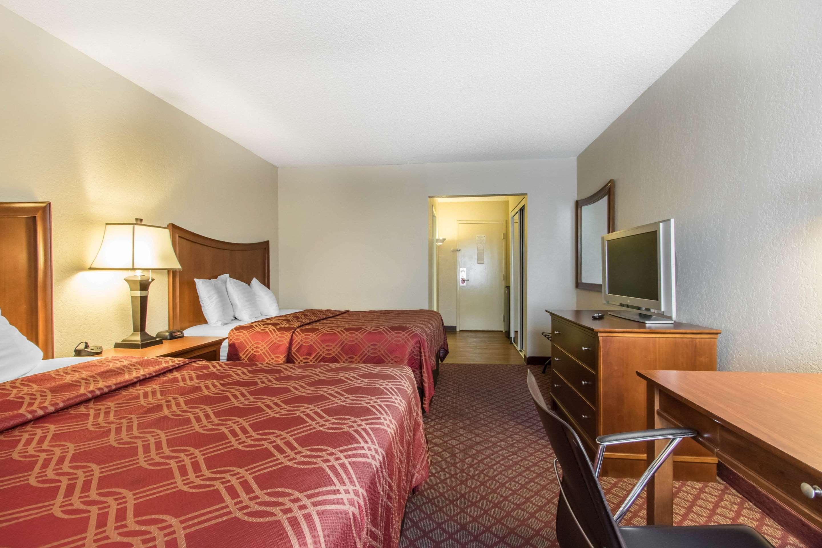 Econo Lodge Inn & Suites Джоплин Екстериор снимка
