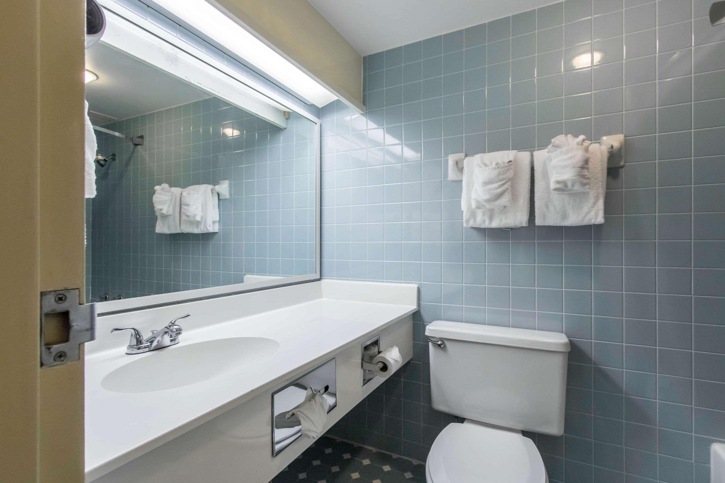 Econo Lodge Inn & Suites Джоплин Екстериор снимка
