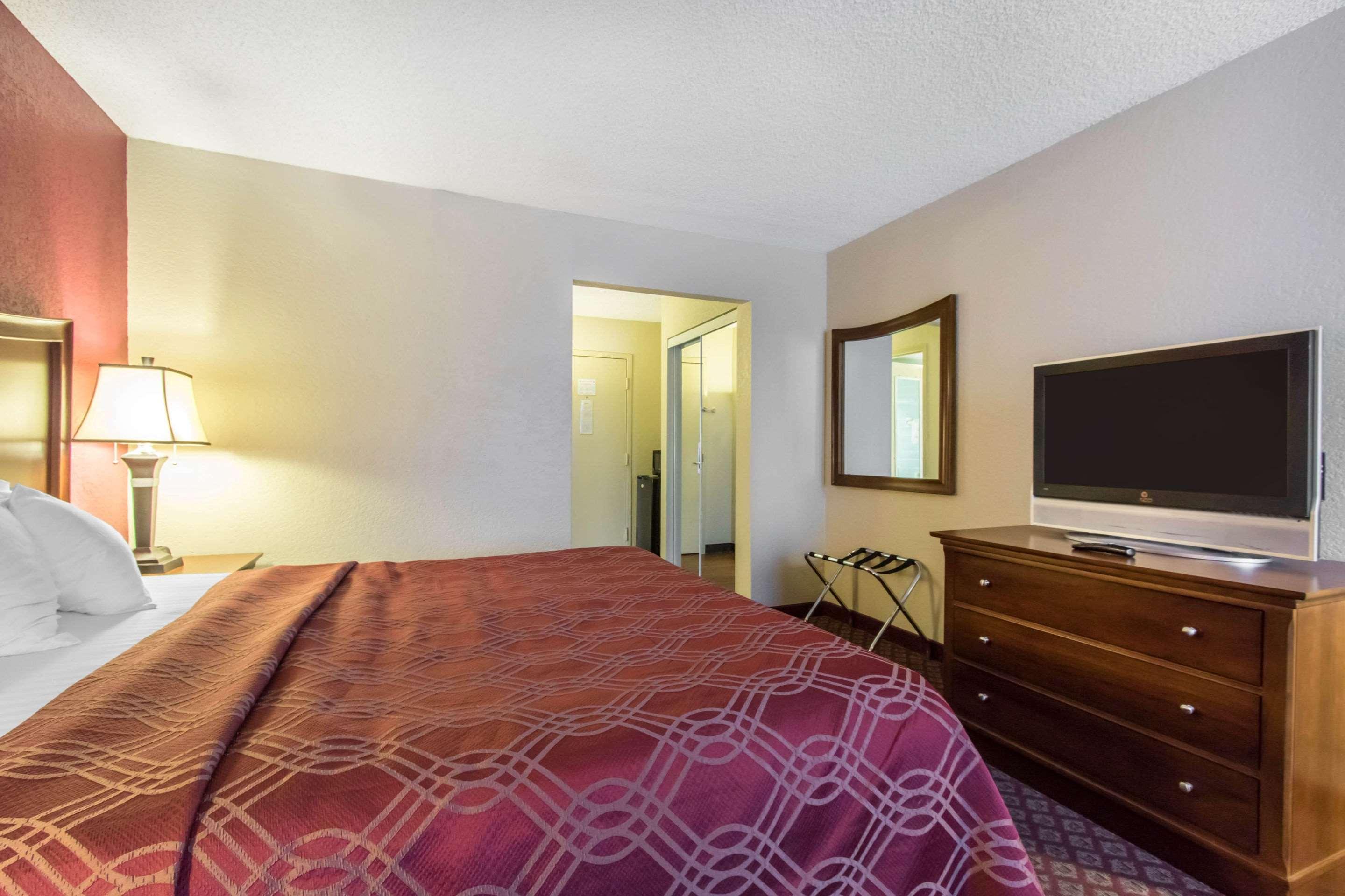 Econo Lodge Inn & Suites Джоплин Екстериор снимка