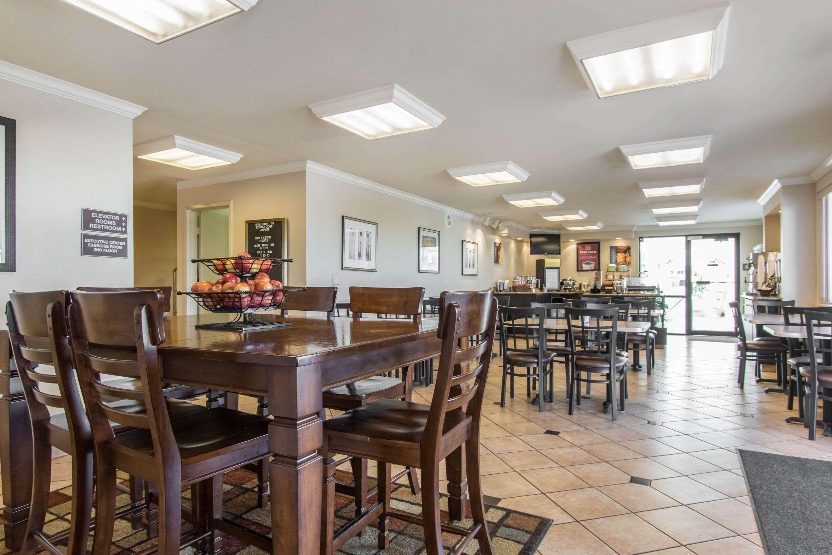 Econo Lodge Inn & Suites Джоплин Екстериор снимка