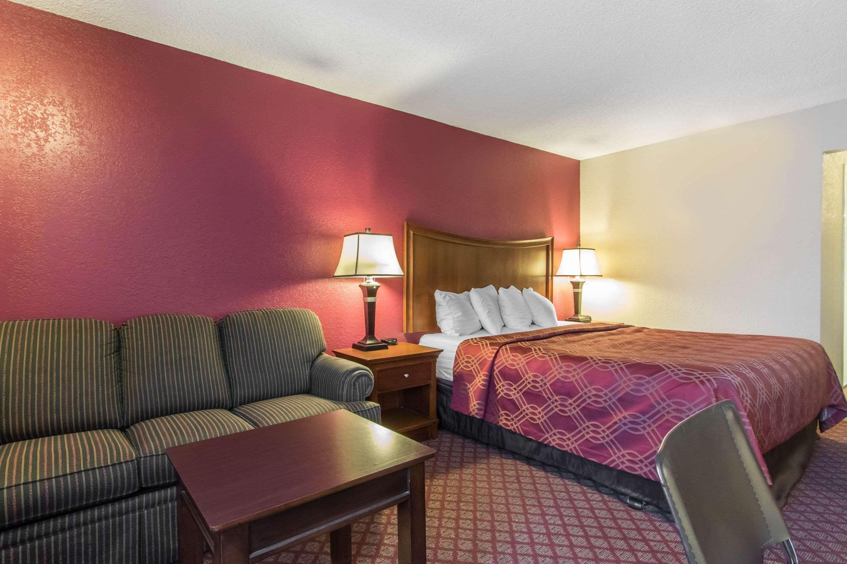 Econo Lodge Inn & Suites Джоплин Екстериор снимка